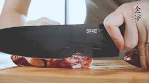 食材統(tǒng)統(tǒng)切成片，待用。