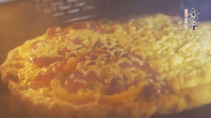 準(zhǔn)備好披薩餅皮，烤盤刷油后入烤箱預(yù)熱10分鐘，放上面餅后180度烤10分鐘。（現(xiàn)成買的披薩皮，就忽略此步驟）