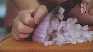 2.半個(gè)青椒、半個(gè)黃椒切圈、一個(gè)洋蔥切丁、三個(gè)白蘑菇切片備用。