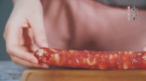 金字火腿肉香腸切成片狀。