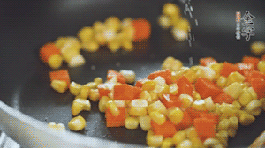 胡蘿卜、玉米洗凈后，處理成粒，加鹽簡單炒制。
