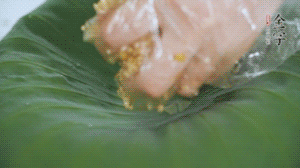 將食材混合好鋪到新鮮荷葉上。（可以加點(diǎn)水）