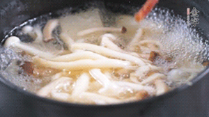 依次放火腿、豆腐，加水大火燒開(kāi)，小火燉煮20分鐘，出鍋前撒上蔥花即可。