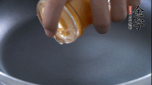 植物油入鍋，翻炒冬瓜。