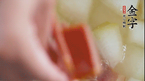 當(dāng)冬瓜略透明時，加火腿加水，大火燉開后，再煮15分鐘。