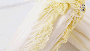 娃娃菜洗凈，對半切。