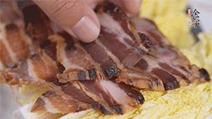 依次擺放娃娃菜和醬肉。