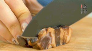 金字風味醬肉切成片，上鍋蒸15分鐘。