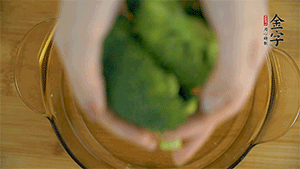 西蘭花洗凈，切成小塊汆燙，切碎。