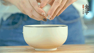 雞蛋液打散，可以加點鹽和黃酒，邊煎邊用筷子攪拌。