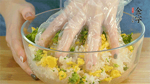 將飯團用手搓捏成圓球狀。