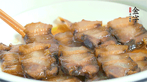 鋪上一片醬肉，撒點芝麻即可。