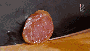 金字火腿肉香腸上鍋蒸15分鐘，切片備用。