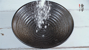 面粉加適量清水，攪拌成糊狀。