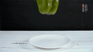 雞蛋打散，加青椒粒、蔥花攪拌。