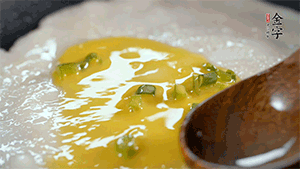 將雞蛋液鋪到面餅上，放上香腸。