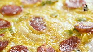 撒上一些芝麻，準(zhǔn)備一些番茄醬，一份早餐就做好了。