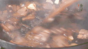 熱油下鍋，爆香蒜片。放入醬肉翻炒片刻后,下豌豆尖均勻翻炒。