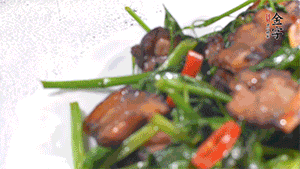 出鍋前加少許鹽調(diào)味。