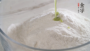 將艾草葉放入料理機中，加1倍的水打碎。和澄粉、糯米粉、少許油混合成面團。