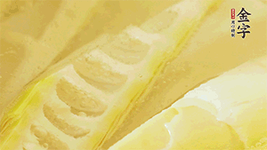 春筍洗凈，去殼去老根后焯水，切粒備用。