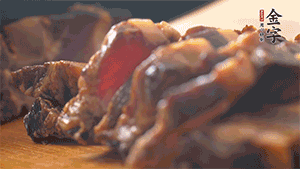 金字醬肉切成小丁。