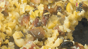 熱油起鍋，下醬肉丁炒香，再加入筍丁、適量水淀粉勾芡翻炒均勻。