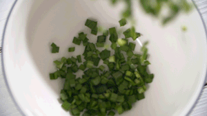 韭菜洗凈，切粒。
