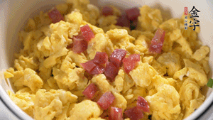 將香腸、韭菜、雞蛋攪拌均勻，可適當(dāng)加玉米油、十三香、味精調(diào)味。