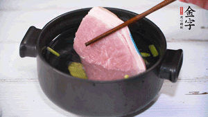 整塊豬肉，加蔥、姜片、料酒焯水。