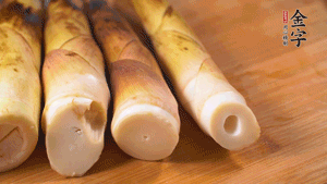春筍剝?nèi)ネ鈿?，切成滾刀塊。