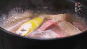 火肉、豬肉加料酒、清水大火煮開(kāi)后，加入春筍小火慢燉40分鐘，出鍋前撒蔥花即可。