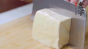 老豆腐切片，浸水備用。