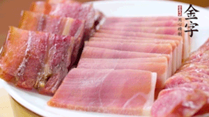 擺盤后鋪上老豆腐，淋點料酒，灑點白糖上鍋蒸20分鐘。