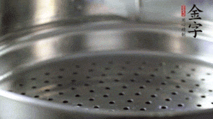 出鍋后，倒扣臘味，撒上蔥花即可。