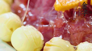 出鍋前10分鐘淋上蜂蜜，倒扣出來撒上桂花，擺上胡蘿卜裝飾即可。