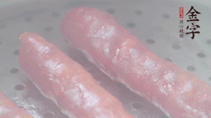 金字香腸上鍋，大火蒸5分鐘，切片備用。