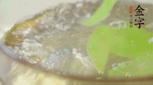 萵筍去皮切片，加鹽焯水。