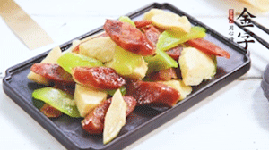 熱油下鍋，依次下金字香腸、萵筍、冬筍，均勻翻炒。