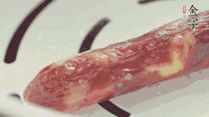 香腸蒸至半熟切片，筍切丁備用。