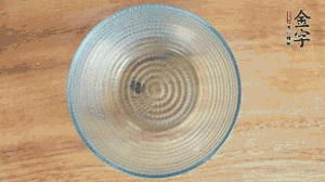 取一個(gè)碗，香菇倒放，香腸片圍繞鋪成圓形，加炒好的米飯壓實(shí)。