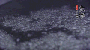 小青菜洗凈后，鍋中水燒開(kāi)，放點(diǎn)鹽和滴幾滴油后燙熟。