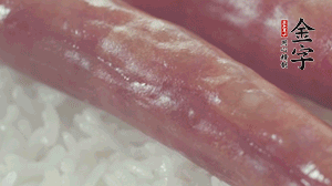 關(guān)上蓋子，煮到米飯露出時(shí)。