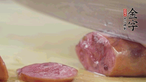 拿出香腸和臘肉，切成片后重新鋪入。