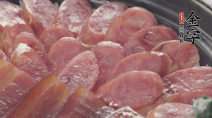 沿著米飯邊淋一圈玉米油，擺上小青菜，淋上醬油和湯調(diào)成的醬汁，撒上辣椒粒、香蔥末即可。