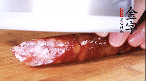 金字肉感香腸切成片，大蒜切末。