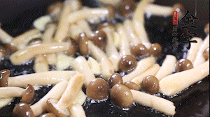 熱油下鍋煸香蒜末，依次加蟹味菇、香腸、西蘭花均勻翻炒，放適量水燜煮3分鐘。