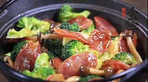 出鍋前加少許鹽、水淀粉即可。