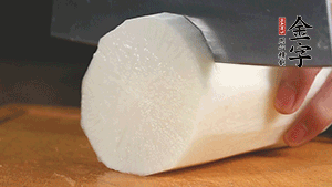 白蘿卜去皮切塊，豆芽洗凈。