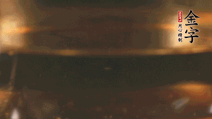 冷水下鍋，加入牛仔骨、姜片焯水備用。